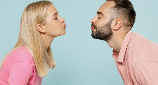 Sognare di baciare un amico