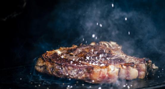 Sognare di cucinare carne