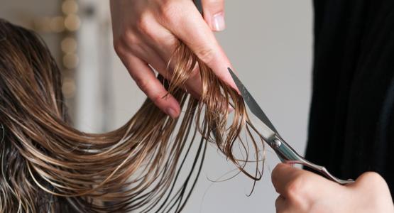 Sognare di tagliare i capelli